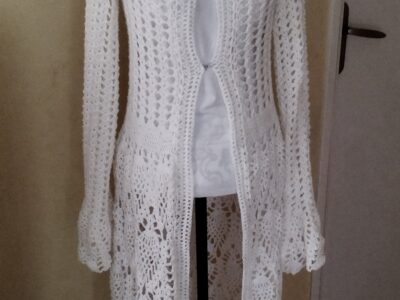 Manteau d'été en dentelle avec sa capuche taille 14/16 ans
