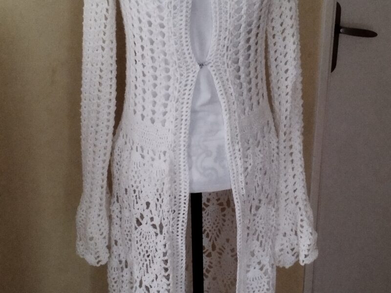 Manteau d'été en dentelle avec sa capuche taille 14/16 ans