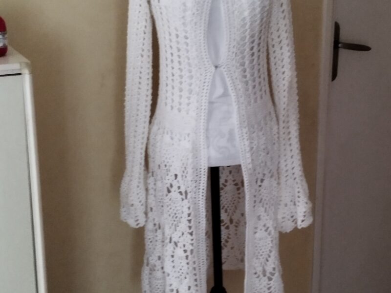 Manteau d'été en dentelle avec sa capuche taille 14/16 ans