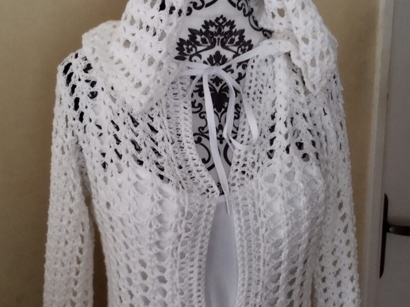 Manteau d'été en dentelle avec sa capuche taille 14/16 ans