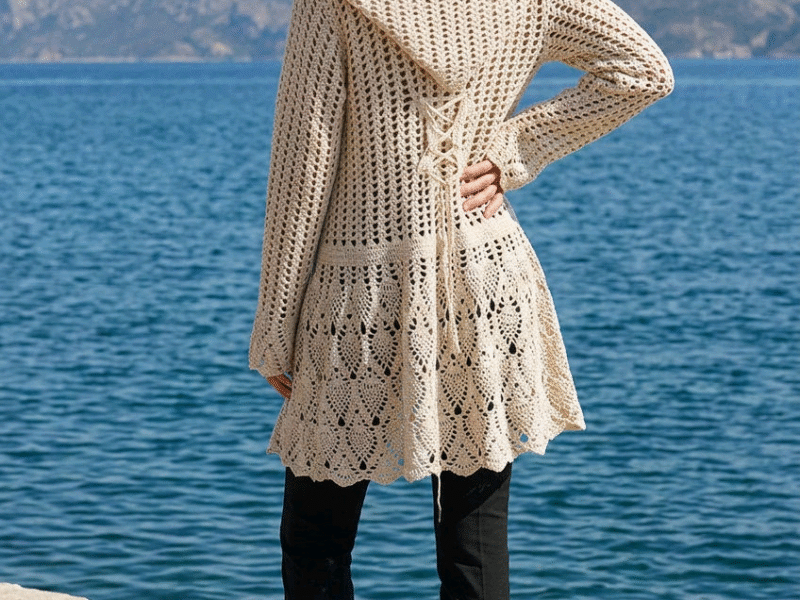 Manteau d'été en dentelle avec sa capuche taille 14/16 ans