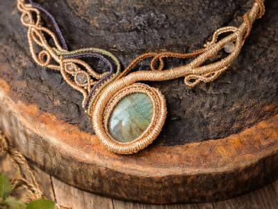 Créatrice de bijoux en micro macramé