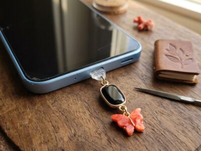 ANTI-POUSSIÈRE BIJOU TÉLÉPHONE OU TABLETTE