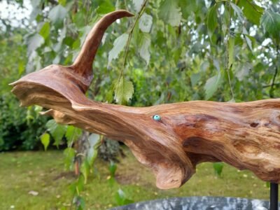 Le Génie de la Rivière - Sculpture de poisson en bois artisanale - Pièce unique sculptée main dans une branche de pin