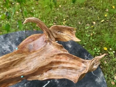 Le Génie de la Rivière - Sculpture de poisson en bois artisanale - Pièce unique sculptée main dans une branche de pin