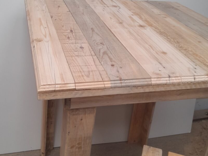 Mange debout et tabouret