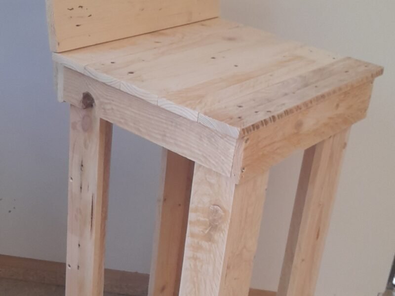 Mange debout et tabouret