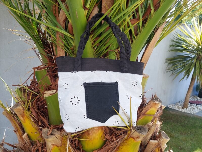 Sac cabas broderie anglaise et jean noir upcyclé