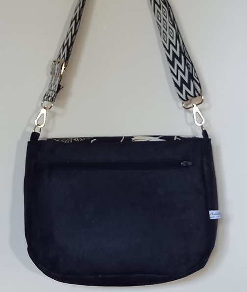 Besace "AKI" suédine noire, feuilles de Ginkgo dorées et beiges.