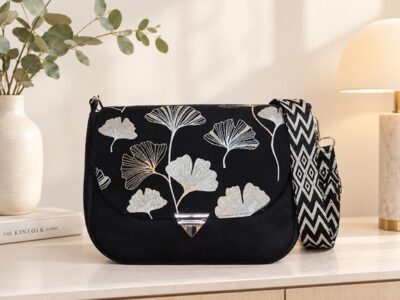 Besace "AKI" suédine noire, feuilles de Ginkgo dorées et beiges.