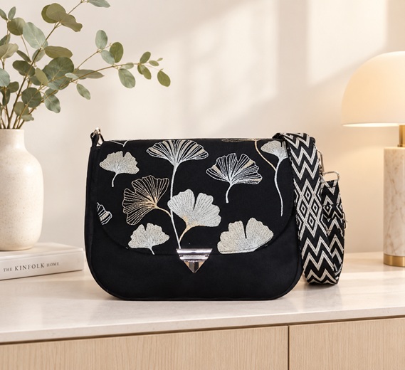 Besace "AKI" suédine noire, feuilles de Ginkgo dorées et beiges.