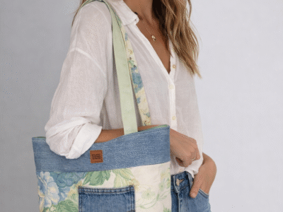Sac cabas upcycling jean & tissu fleuri vintage – pièce unique fait main 🌿