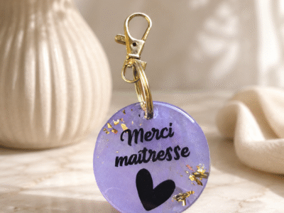 🌸 Nouveauté Epoxya – Porte-clé rond “Merci maîtresse” 🌸