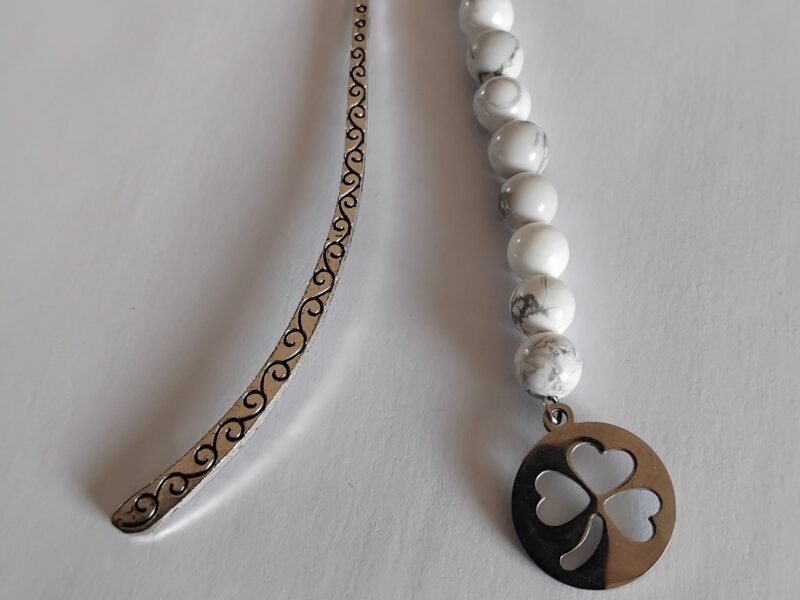 Marque-page trèfle et howlite blanche