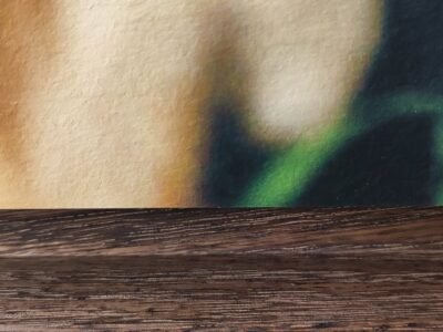 Encadrement d'art "Hey, Bonsoir" : Un Portrait de Caractère sous Écrin de Noyer