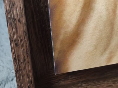 Encadrement d'art "Hey, Bonsoir" : Un Portrait de Caractère sous Écrin de Noyer