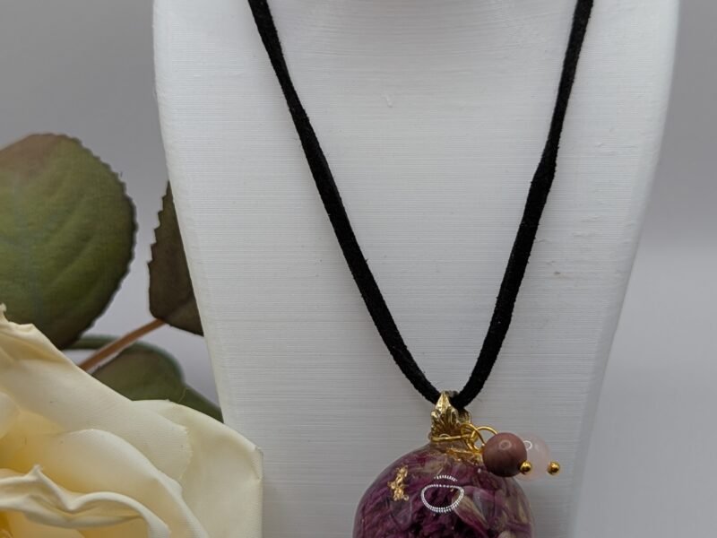 Sautoir Fleur violette et éclat dorée