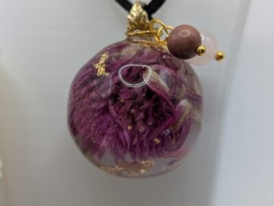 Sautoir Fleur violette et éclat dorée