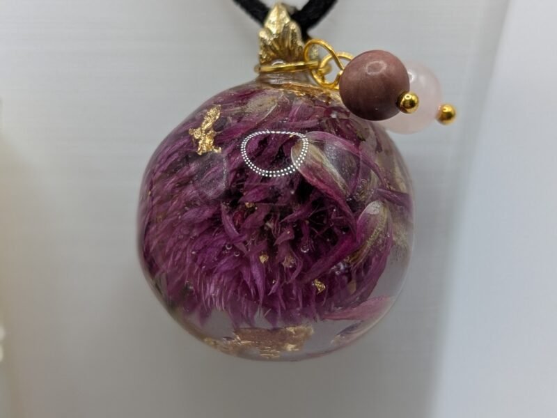 Sautoir Fleur violette et éclat dorée