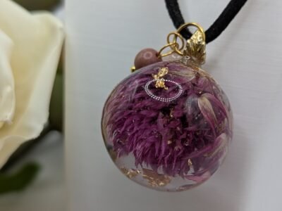 Sautoir Fleur violette et éclat dorée