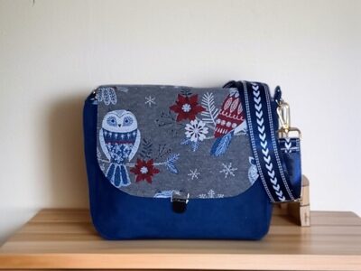 Sac à bandoulière Noëline - Suédine bleu-Roy et hiboux de Noël.