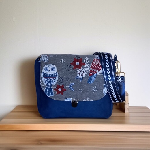 Sac à bandoulière Noëline - Suédine bleu-Roy et hiboux de Noël.