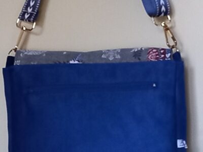 Sac à bandoulière Noëline - Suédine bleu-Roy et hiboux de Noël.