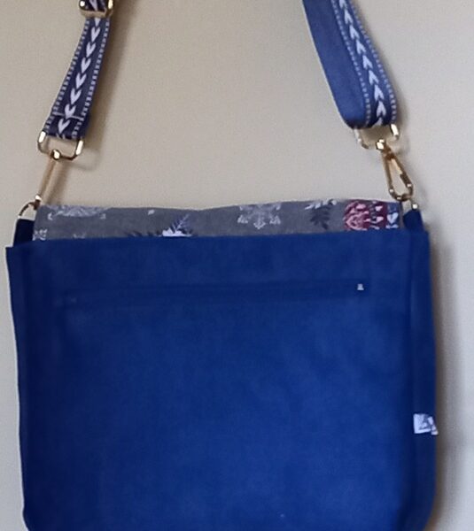 Sac à bandoulière Noëline - Suédine bleu-Roy et hiboux de Noël.