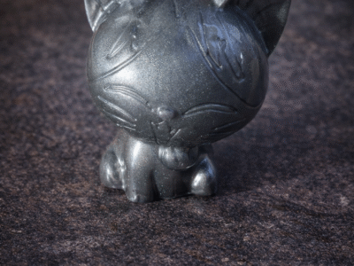 Petit chat décoratif en résine – Gris scintillant