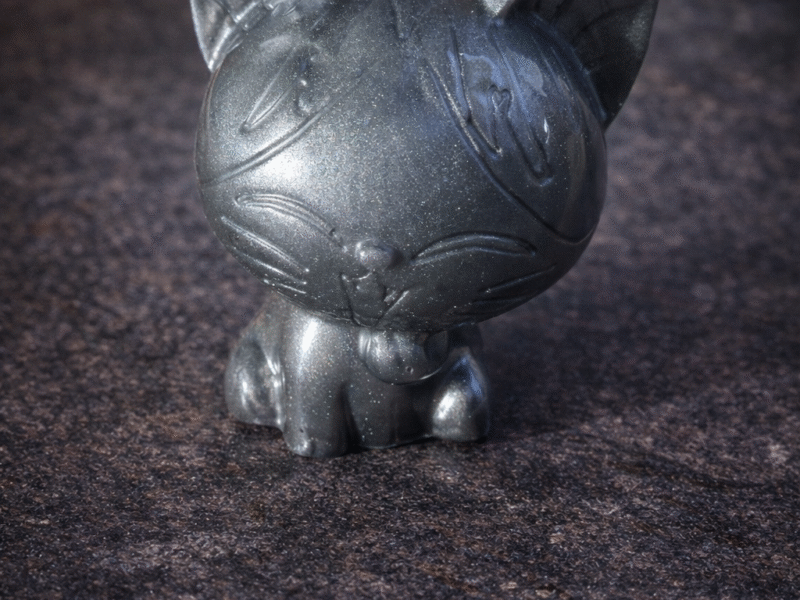 Petit chat décoratif en résine – Gris scintillant