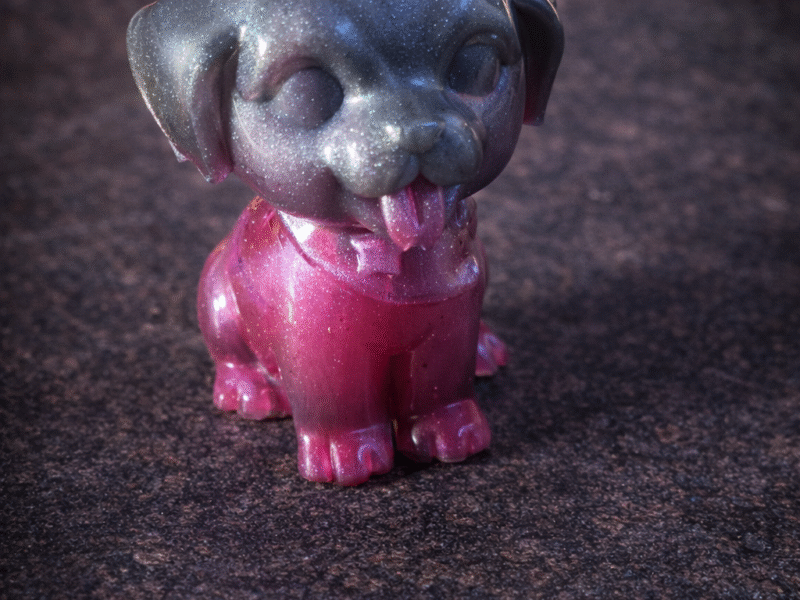 Petit chien décoratif en résine – Rose & Gris scintillant