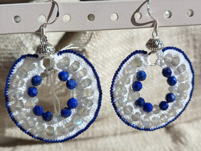création de bijoux avec des perles de pierre naturelle et de la dentelle au crochet(0,60 oui c'est petit)
