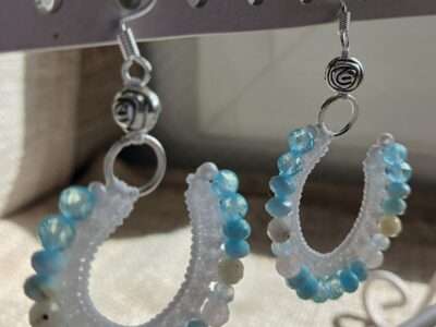 création de bijoux avec des perles de pierre naturelle et de la dentelle au crochet(0,60 oui c'est petit)
