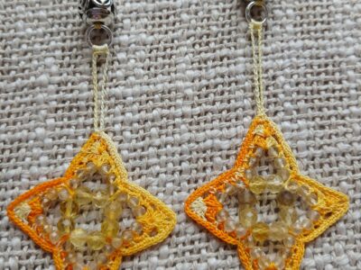 création de bijoux avec des perles de pierre naturelle et de la dentelle au crochet(0,60 oui c'est petit)