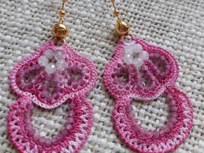création de bijoux avec des perles de pierre naturelle et de la dentelle au crochet(0,60 oui c'est petit)