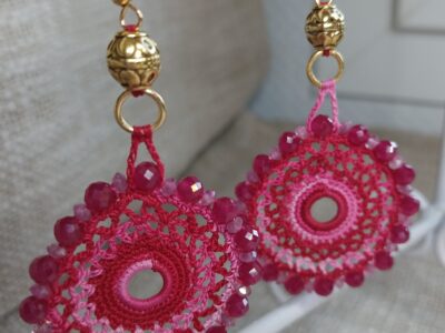 création de bijoux avec des perles de pierre naturelle et de la dentelle au crochet(0,60 oui c'est petit)