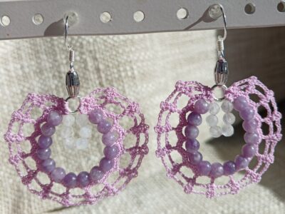 création de bijoux avec des perles de pierre naturelle et de la dentelle au crochet(0,60 oui c'est petit)