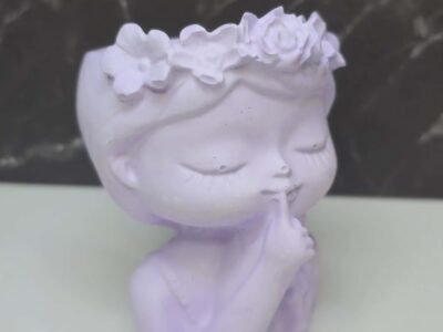 🌸 Petit pot de fleur – Dame fleurie en résine naturelle