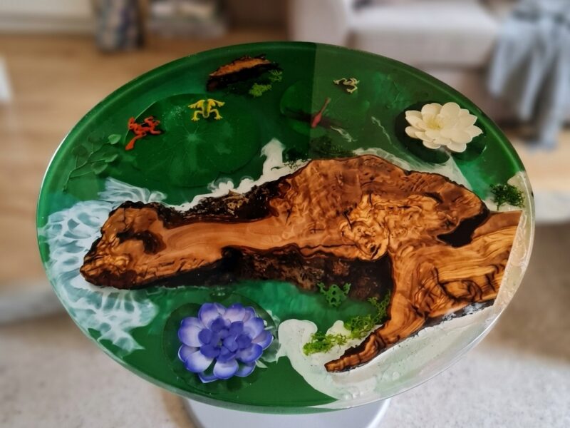 Table en résine éponge et objet de décoration