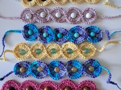 Bracelet et boucles d'oreilles au crochet