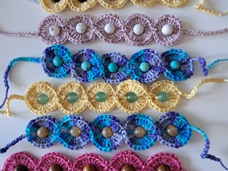 Bracelet et boucles d'oreilles au crochet
