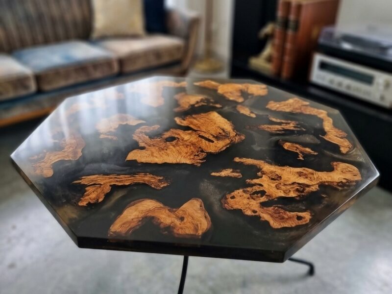 Table en résine éponge et objet de décoration