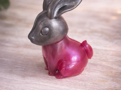 Lapin en résine rose & gris – Fait main