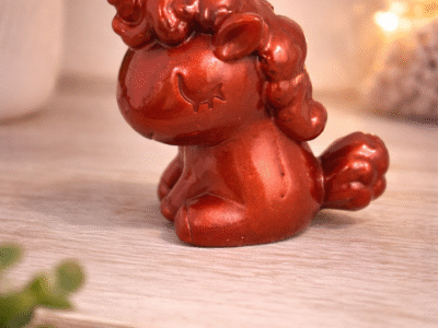 Licorne en résine rouge foncé – Élégante & originale
