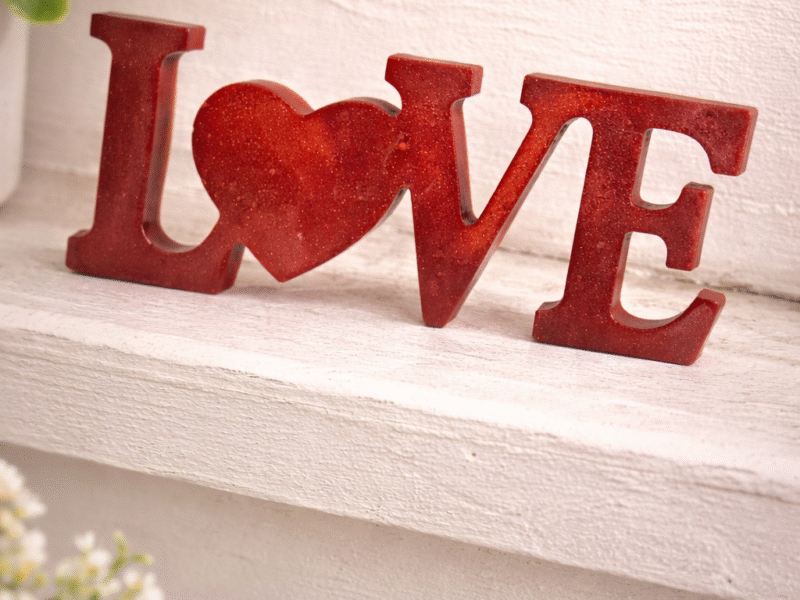 Décoration LOVE en résine – Rouge foncé élégant