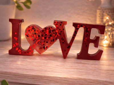 Décoration LOVE en résine – Rouge & transparent avec cœur intégré