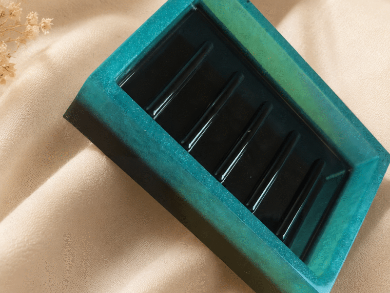 Porte-savon noir et vert bleuté en résine 12euros ( Hors frais d'envoie )