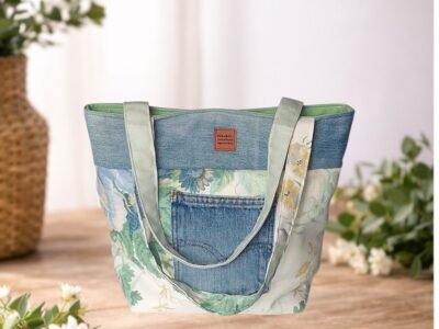 Sac cabas upcycling jean & tissu fleuri vintage – pièce unique fait main 🌿