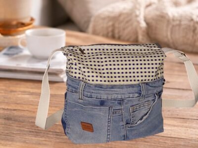 Sac bandoulière jean recyclé & tissu écru carreaux marine – fait main upcycling