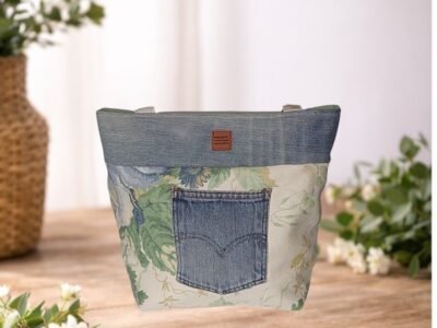 Sac cabas upcycling jean & tissu fleuri vintage – pièce unique fait main 🌿